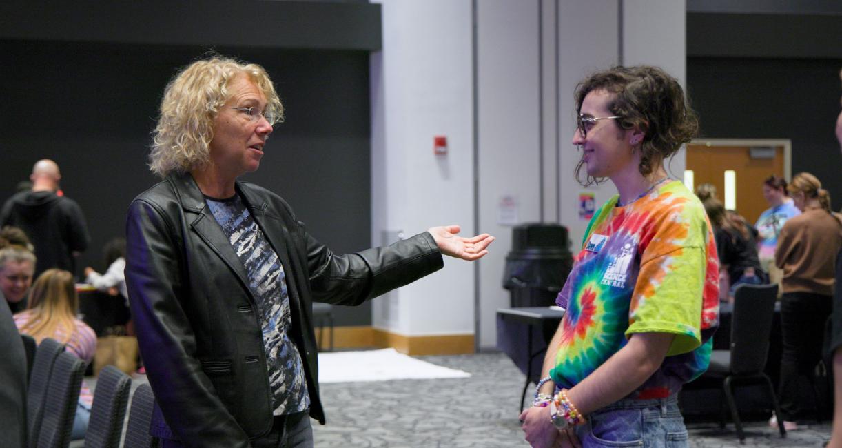 Former NASA astronaut and engineer Sandra Magnus chats with an attendee.